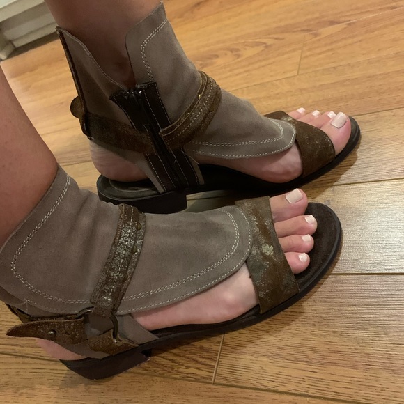 DibaTrue Distressed Suede Sandals - Picture 5 of 6